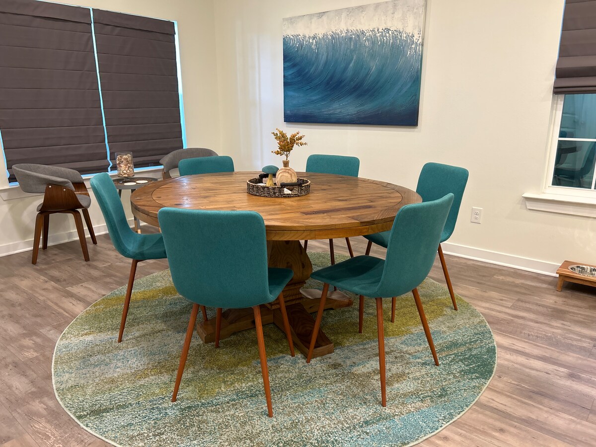 Open dining area adjacent to kitchen at Auer House vacation rental