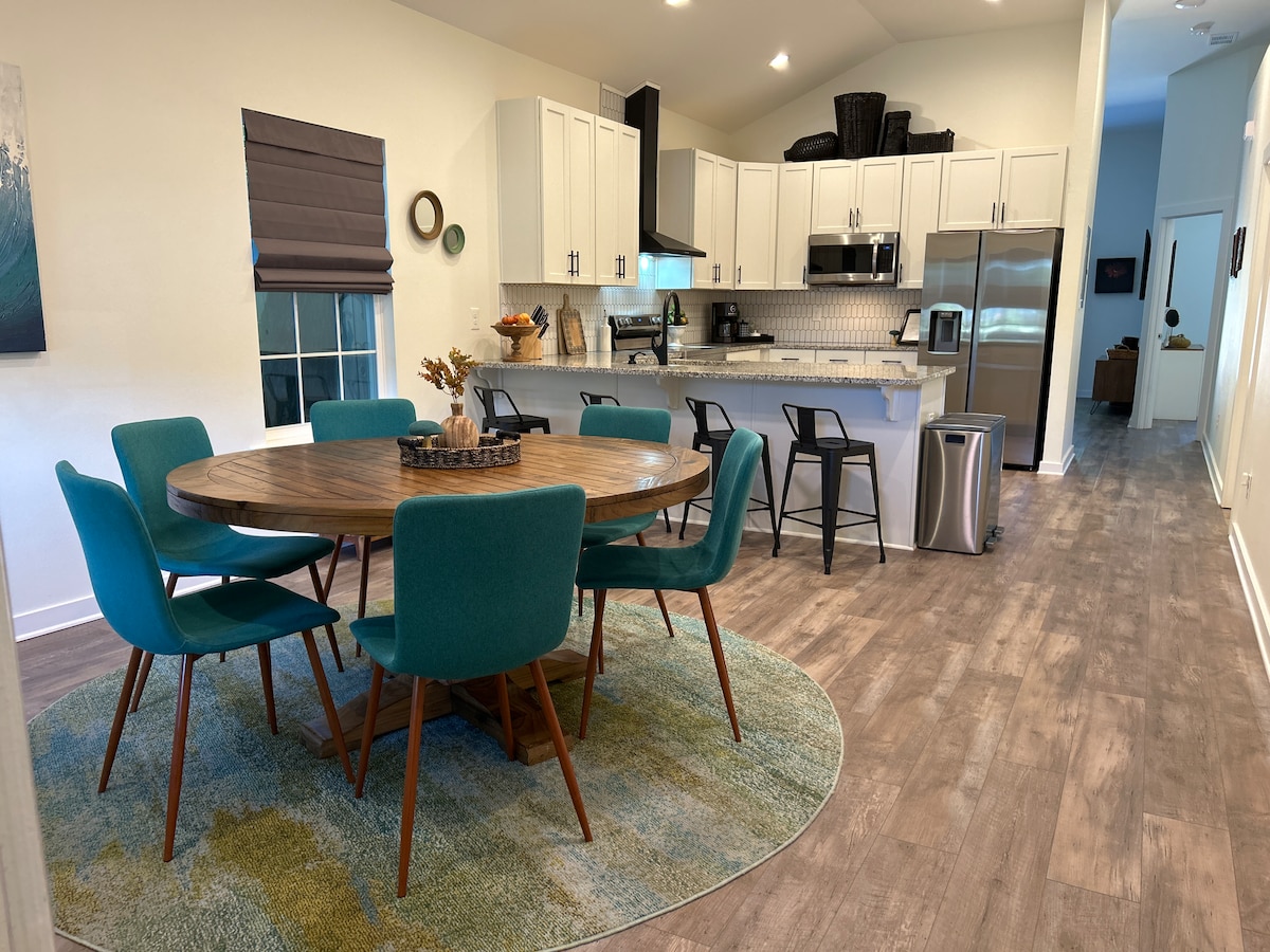 Dining table with seating at Auer House in downtown Pensacola Florida